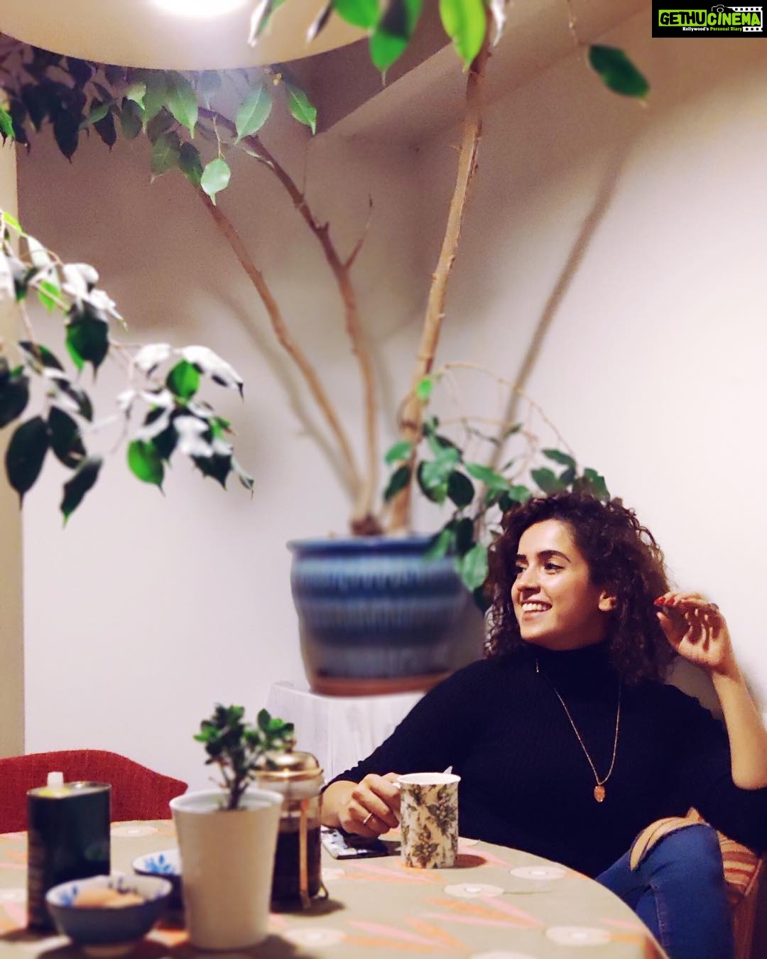 Sanya Malhotra Instagram - Throwback to happy times from my 🇬🇧 trip with @airbnb .What a beautiful home this was, this trip will surely go down the memory lane. #ad