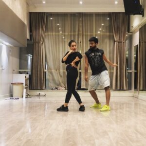 Sanya Malhotra Instagram - #dildooba #haa #dildooba 💃🏻@shazebsheikh #shazebsheikhchoreography #naachoaurnachnedo