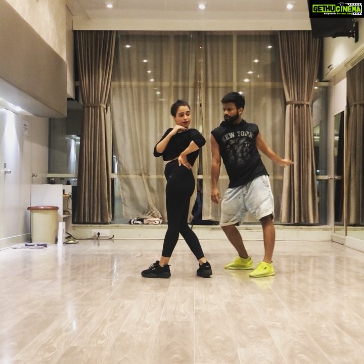 Sanya Malhotra Instagram - #dildooba #haa #dildooba 💃🏻@shazebsheikh #shazebsheikhchoreography #naachoaurnachnedo