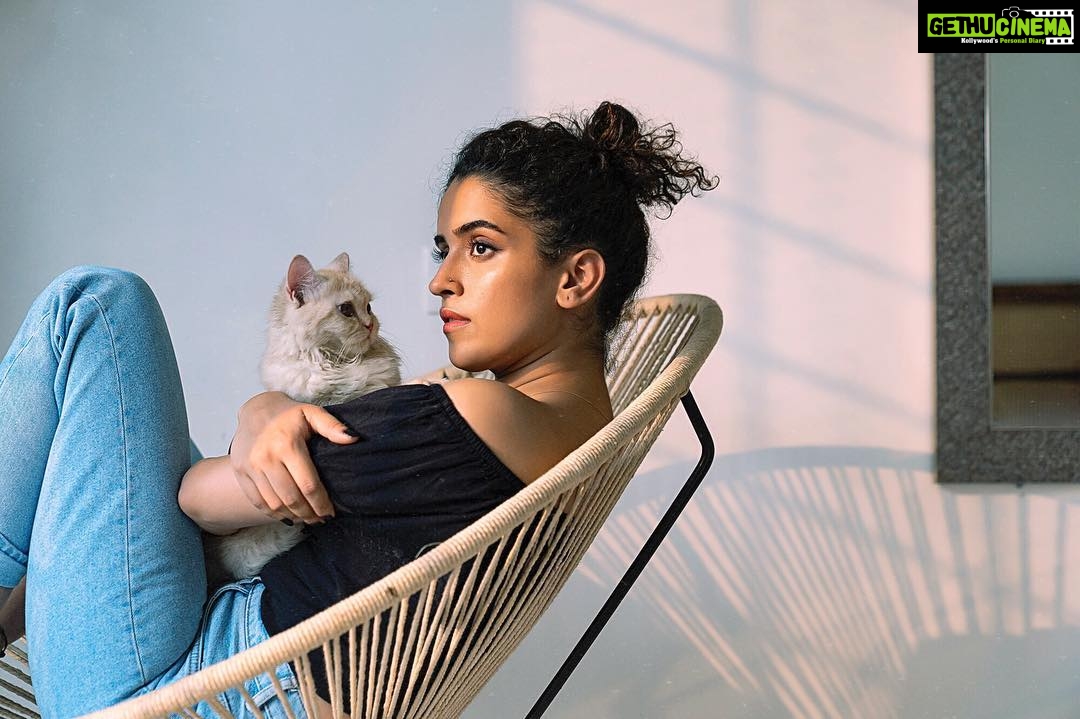 Sanya Malhotra Instagram - #youcantsitwithus #meangirls 👩🏻🦱🐱 #sideprofilegamestrong 📸 @ashiq_mk 💄 @natashamathiasmakeup
