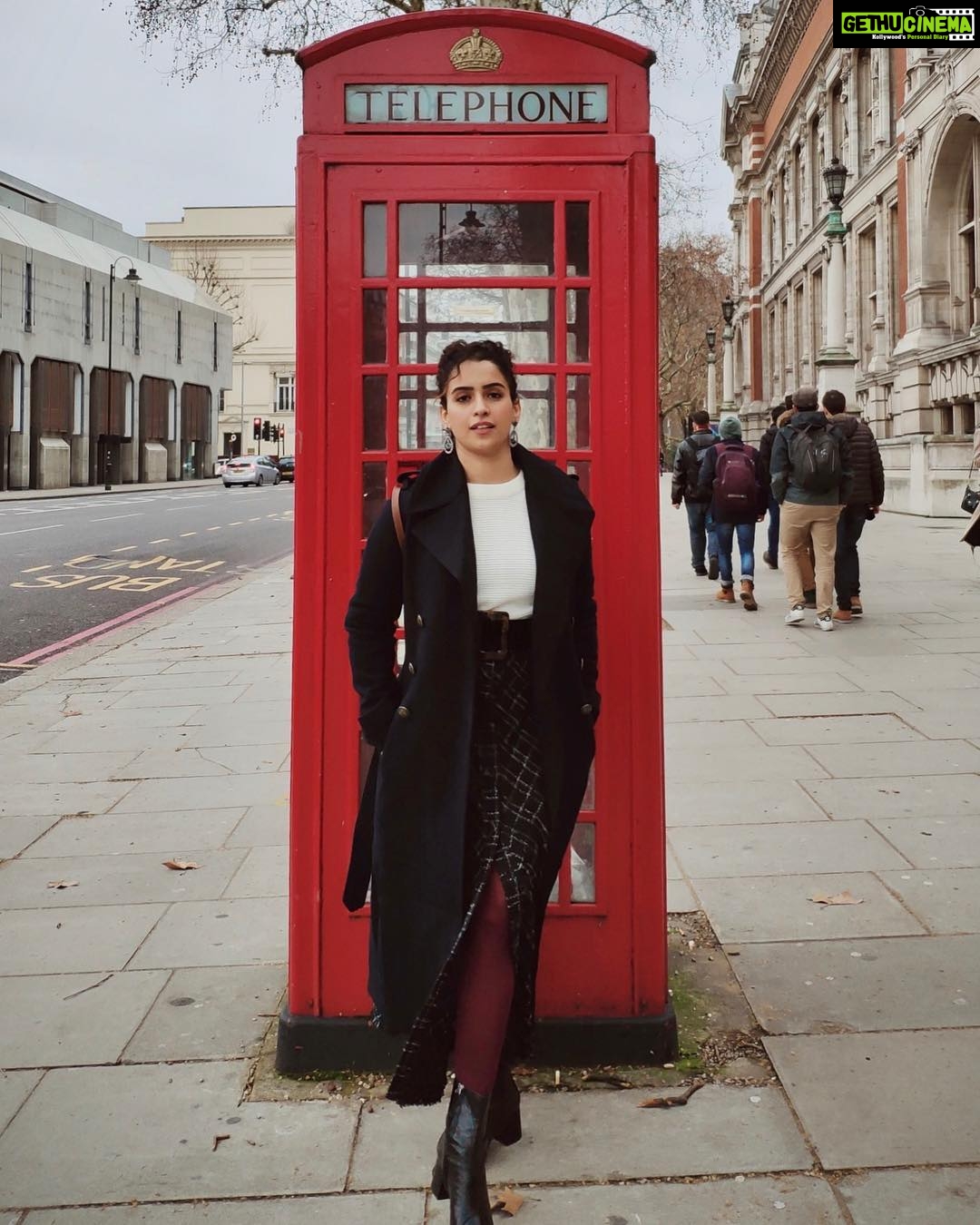 Sanya Malhotra Instagram - Just over here being a tourist #tringtring London, United Kingdom