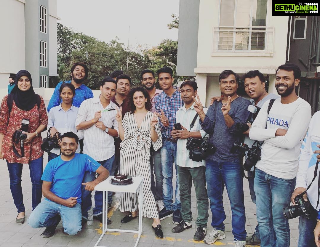 Sanya Malhotra Instagram - Special PHOTOGRAPH(s) with our exceptionally hardworking Paps 💖☺️ Thanks for coming..
