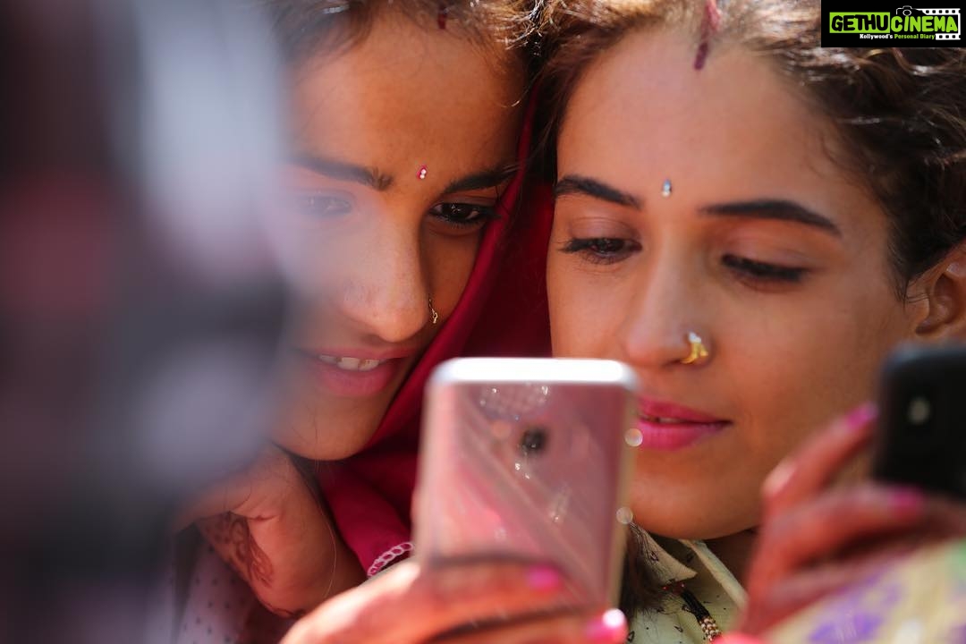 Sanya Malhotra Instagram - Badki, Chutki aur badki ke jaan ka tukda 📵 @pataakhamovie ♥️
