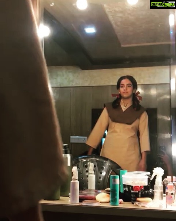 Sanya Malhotra Instagram - ๐thatโs how I get into my character lol! 3 din mein ๐ฅ @pataakhamovie ๐ท @natashamathiasmakeup
