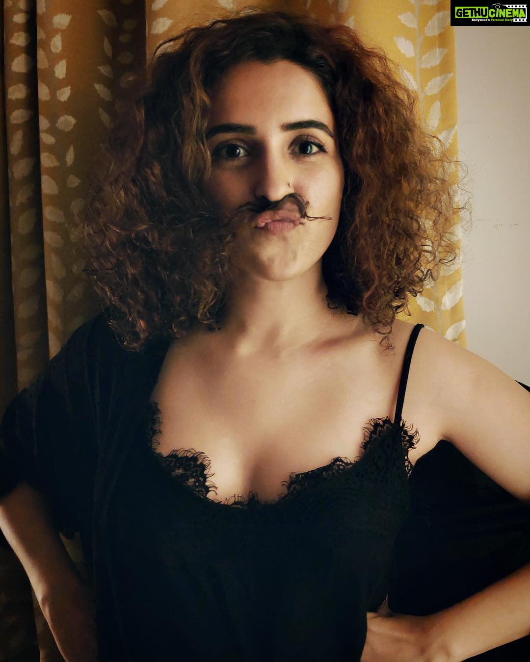 Sanya Malhotra Instagram - Hey! #justbtwpataakhatrailerisoutlinkinbio! #longesthashtagever