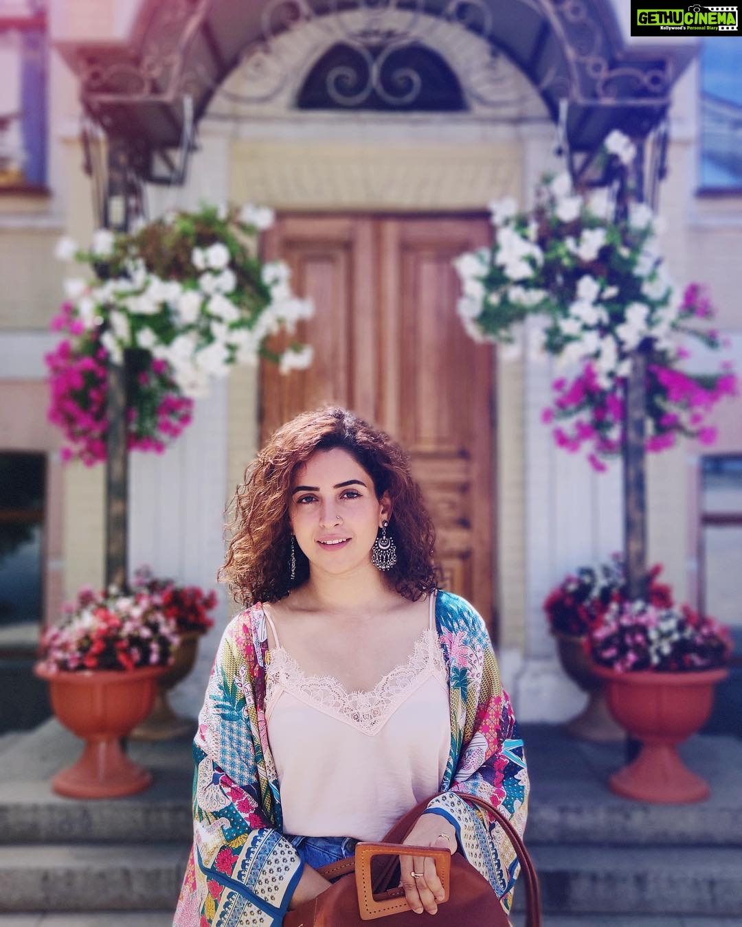Sanya Malhotra Instagram - Always searching for something in my bag #forgetfulme #hayemujheyenahimilraha #hayemujhewohnahimilraha Kyiv, Ukraine