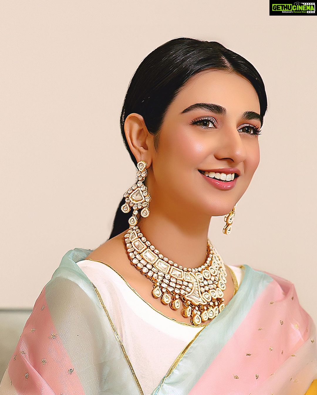 Sarah Khan Instagram - Saree may be a rainbow 🌈 draped in a cloud Smooth and luxurious liquid organza saari in rainbow shade! @laari.official www.laariofficial.com @stylebyhassan @hassanabdullahofficial 📸 @yasser.sadiq_ 💎 @kohar_jewel #laariofficial #Sarahkhan #pakistanifashion #organzasaari #styledbyhassanabdullah