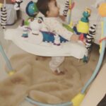 Sarah Khan Instagram - Oh Alyana! 💕🧿😅 *MASHALLAH MASHALLAH* PS. FUZOOL MASHWARAY APNI HAD TAK MAHDOOD RAKHAIN BAS VIDEO ENJOY KARAIN. Me MAA hon is ki mujhea mat batain issay kesay paalna hai :)