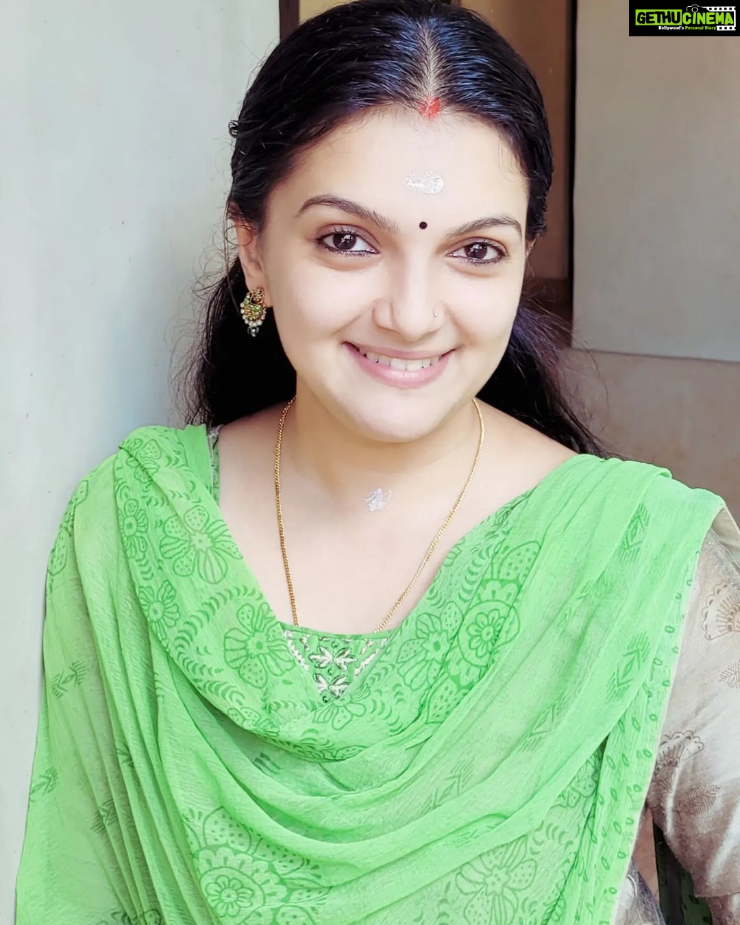 Saranya Mohan Instagram - 🥰🥰❤ 📷 @swami_bro