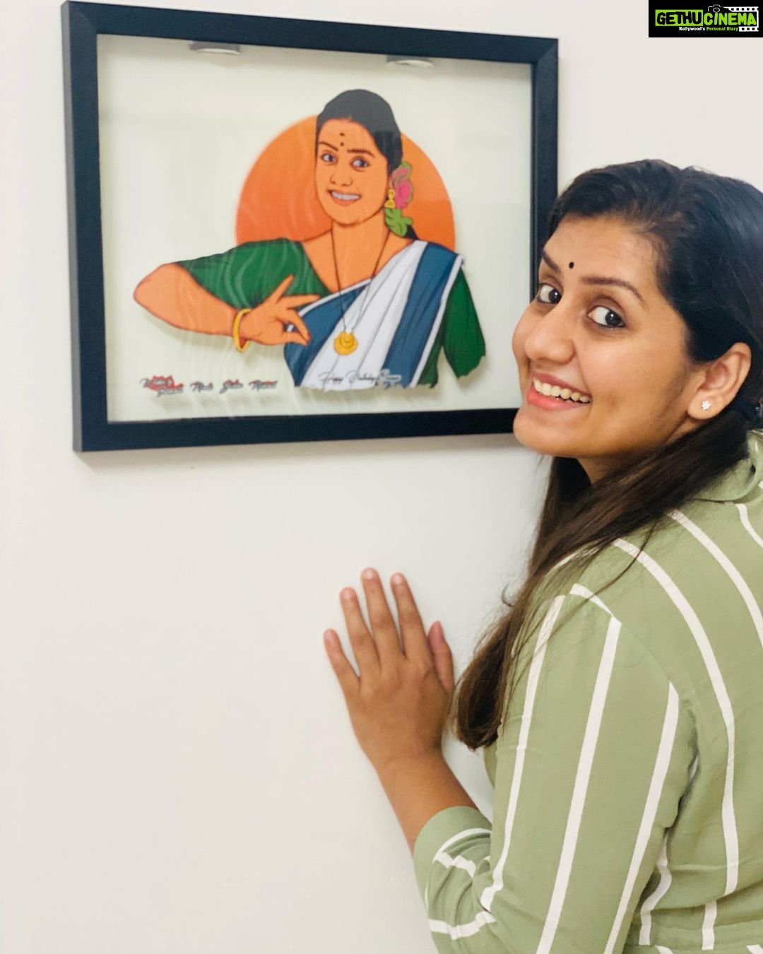Sarayu Mohan Instagram - Thank u guys❤️ @mr_appooss_ @sreekanthvnairsree @nishanth_lovely_creations @aloshi_kl53 വീട്ടിലേക്ക് എത്തുമ്പോൾ ,കൂട് പൊട്ടിക്കാൻ ഒരു സമ്മാന പൊതിയും ,കൂട്ടിനകത്ത് കൂട്ടുകാരുടെ കൂട്ടുചേർന്നുള്ള സ്നേഹവും... It means a lot❤️❤️❤️