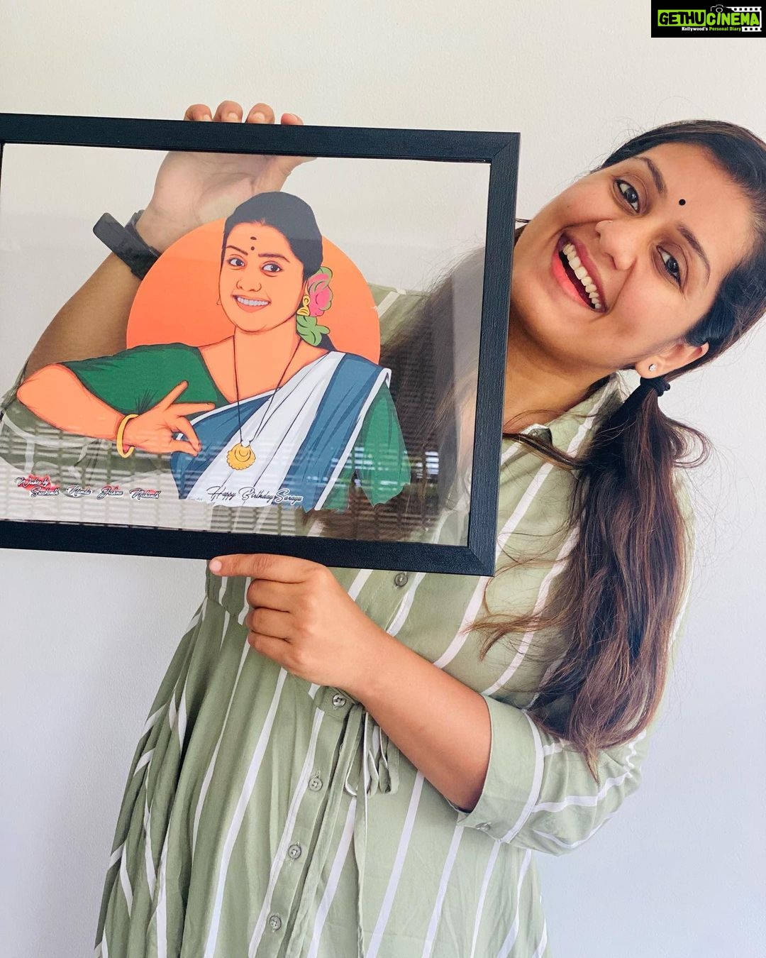Sarayu Mohan Instagram - Thank u guys❤️ @mr_appooss_ @sreekanthvnairsree @nishanth_lovely_creations @aloshi_kl53 വീട്ടിലേക്ക് എത്തുമ്പോൾ ,കൂട് പൊട്ടിക്കാൻ ഒരു സമ്മാന പൊതിയും ,കൂട്ടിനകത്ത് കൂട്ടുകാരുടെ കൂട്ടുചേർന്നുള്ള സ്നേഹവും... It means a lot❤️❤️❤️