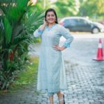 Sarayu Mohan Instagram – അടികൂടി മേടിച്ച simple kurthi from @cafefashion_by_remya_nair 🤣🥰

We argue, we discuss, we shake hands, she make dress, i pose!pause…
Repeat😁😁
@remya__nair😘😘😘

Click എനിക്ക് തല്ലുകൂടാൻ മാത്രമായി അവതരിച്ച @_story_telle__r ♥️