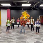 Sargun Mehta Instagram - My favourite video with the best @ranglapunjabartsacademy . Ehna ne mere te taras khaake mainu saukhe saukhe steps sikhaye 😀😀 Song - sohreyan da pind title track 8 july nu pahunch jaana main sohreyan de pind @gurnambhullarofficial de naal . #sohreyandapindaagya #ghundkaddleynisohreyandapindaagya #8thjuly2022