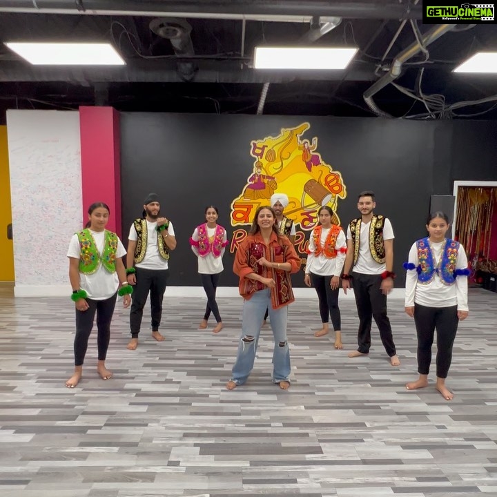 Sargun Mehta Instagram - My favourite video with the best @ranglapunjabartsacademy . Ehna ne mere te taras khaake mainu saukhe saukhe steps sikhaye 😀😀 Song - sohreyan da pind title track 8 july nu pahunch jaana main sohreyan de pind @gurnambhullarofficial de naal . #sohreyandapindaagya #ghundkaddleynisohreyandapindaagya #8thjuly2022
