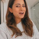 Sargun Mehta Instagram - 8th july nu pata v lagg ju ki kaun jiteya 😀😀 #3days to go to sohreyan da pind 😂 #gundkadlenisohreyandapindaagya #8thjuly2022