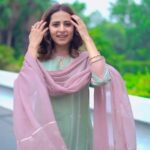 Sargun Mehta Instagram - 8th july nu main chali sohreyan de pind 😀 #ghundkaddleynisohreyandapindaagya #sohreyandapindaagya #8thjuly2022