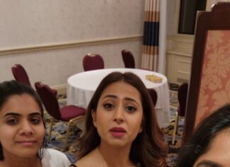 Sargun Mehta Instagram - @gurnambhullarofficial aa chak reply baaki kal film ch dekho banda ki aa fer ... main taan chali sohreyan de pind #8thjuly2022 BOOK YOUR TICKETS NOW #GHUNDKADLENISOHREYANDAPINDAAGYA #sohreyandapindaagya This reply courtesy@vikrantsandhu31 With @mona_dharmik #salonisagar