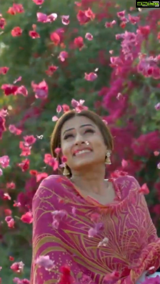 Sargun Mehta Instagram - BOOK YOUR TICKETS NOW AND DASSO KIVEN LAGGI FILM... ITS ALL YOUR NOW .. PAHUNCH GAYE ASSI AONE SOHREYAN DE PIND 😁😁😁