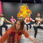 Sargun Mehta Instagram - Bhangra is my vibe 😀😀 with the best team @ranglapunjabartsacademy ghund kadd key ni - SOHREYAN DA PIND AA GYA on 8th july 2022 🥰 #ghundkaddleynisohreyandaoindaagya #sohreyandapind #sohreyandapindaagaya #8thjuly2022