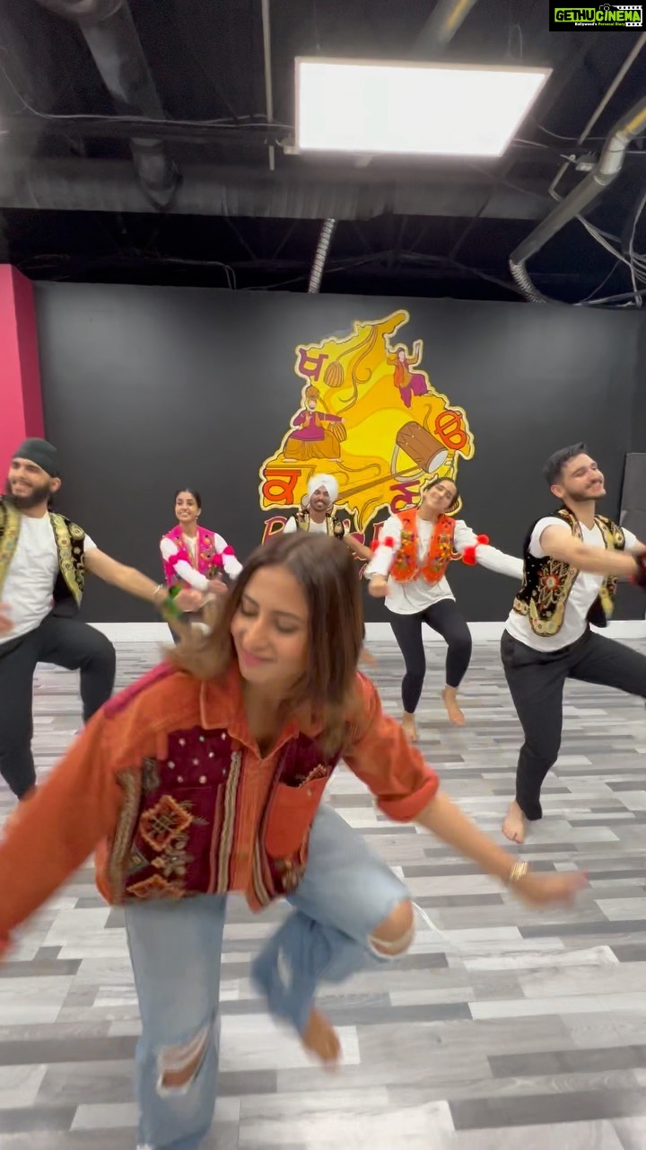 Sargun Mehta Instagram - Bhangra is my vibe ππ with the best team @ranglapunjabartsacademy ghund kadd key ni - SOHREYAN DA PIND AA GYA on 8th july 2022 π₯° #ghundkaddleynisohreyandaoindaagya #sohreyandapind #sohreyandapindaagaya #8thjuly2022