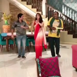 Saumya Tandon Instagram - Thanks for sharing this lovely song with Deepesh. Had so much fun doing it, and had so many beautiful memories and fun laughs in between scenes with Deepesh. Life is so unpredictable. I am so blessed that I have very kind, warm memories and moments full of love and happiness with him. I just want to tell everyone, be kind to all, all who work with you , below you , above you, life is so short , only moments are left behind, create happy moments for yourself and for others. You never know who goes through what and how long they are there in the world. 
Our moments will live on Deepesh. Pranaam to Uncle and Aunty when you meet them from my side, see you on the other side one day. 
Till then keep smiling. I will try and be there for your wife and son. 

Repost from @saumyas_fan_raj
•
Remembering @deepeshbhan (Malkhan) with this sweet dance clip he had performed with @saumyas_world_ mam in Bhabiji Ghar Par Hain.