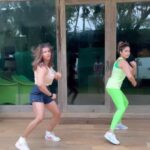 Shamita Shetty Instagram - Full body’s aerobic workout .. burn those calories doing this routine for atleast 20 mins or more today ! Remix this reel doing this routine yourself n tag us - #workoutwithshamz - the best ones go on my stories ❤️. . . . #mondaymotivation #workout #challenge #gearup #health #fitness