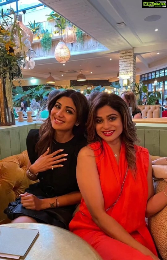 Shamita Shetty Instagram - We didn't realize we were making memories, we just knew we were having fun✨❤️✌🏻🥰 . . . . . #vacation #family #friends #london #happiness #travelgoals #lovealways