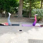 Shamita Shetty Instagram - Monday morning, and Tunki & Munki making the most of this holiday and the London summer!💕 Today’s agenda on our #PartnerFitnessRoutine is Gatyatmak Uttanpadasana. It’s a fantastic core workout… what you see here is only a minute out of the 3 very long minutes we did it for continuously. We could feel those abs for 4 days!😅😅😅 Thanks, @bencolemanfitness, for this Killer workout! It is one of the best exercises for the lower abdomen because it tones & strengthens the pelvis, hips, legs, and also the perineum muscles. It is very beneficial for women, as it improves the function of the reproductive organs and strengthens the walls of the uterus. However, one shouldn’t practice this during pregnancy and menstruation. Also, anyone suffering from back pain, slip-disc, and cervical issue must avoid it. For more programs and exercises, download and subscribe to the @simplesoulfulapp . . . . . #MondayMotivation #SwasthRahoMastRaho #SSApp #SimpleSoulful #FitIndiaMovement #FitIndia #fitness #yoga #healthiswealth #londondiaries #partnerworkout #tunkimunki #sisterworkout