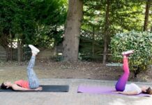 Shamita Shetty Instagram - Monday morning, and Tunki & Munki making the most of this holiday and the London summer!💕 Today’s agenda on our #PartnerFitnessRoutine is Gatyatmak Uttanpadasana. It’s a fantastic core workout… what you see here is only a minute out of the 3 very long minutes we did it for continuously. We could feel those abs for 4 days!😅😅😅 Thanks, @bencolemanfitness, for this Killer workout! It is one of the best exercises for the lower abdomen because it tones & strengthens the pelvis, hips, legs, and also the perineum muscles. It is very beneficial for women, as it improves the function of the reproductive organs and strengthens the walls of the uterus. However, one shouldn’t practice this during pregnancy and menstruation. Also, anyone suffering from back pain, slip-disc, and cervical issue must avoid it. For more programs and exercises, download and subscribe to the @simplesoulfulapp . . . . . #MondayMotivation #SwasthRahoMastRaho #SSApp #SimpleSoulful #FitIndiaMovement #FitIndia #fitness #yoga #healthiswealth #londondiaries #partnerworkout #tunkimunki #sisterworkout
