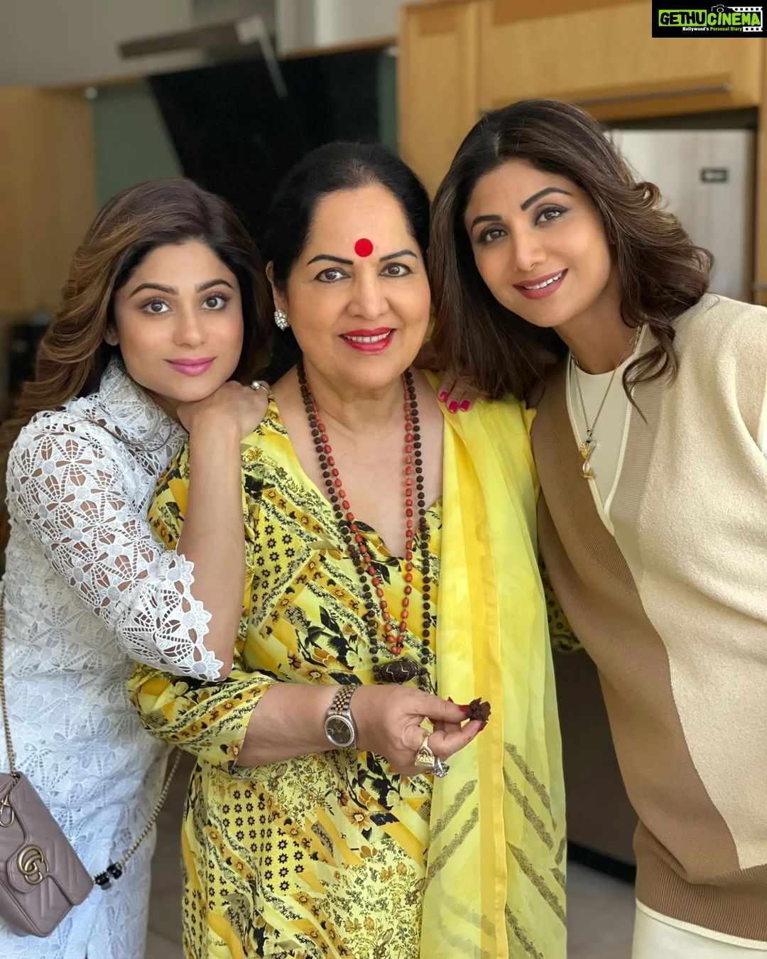 Shamita Shetty Instagram - Life is meant to be shared with those you love 💕❣️💞 . . . . #familia #vacation #holidaymode #traveldiaries #london #happiness #lovealways