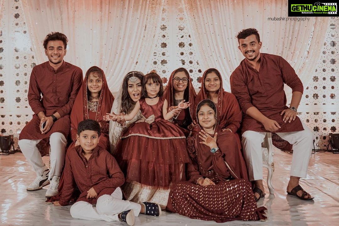 Shamna Kasim Instagram - My family my strength who supports me throughout my journey- without their blessings it’s never complete ♥️ • • Engagement Series - Part 1 • • Decor @sugarplumclt Bride Outfit @shemyofficial Bridesmaid outfit @jazaashdesignstudio Kids outfit: @vasudevan.arun Gents styling: @soorajskofficial Photography @mubashirphotography Makeup & hair : @sijanmakeupartist Jwellery: @mangatraineeraj Mehindi: @mehandi_maestro Catering: @palacekitchen.caterers • • #Engagementseries#Maalakettceremony#Happiness#Blessed#Love