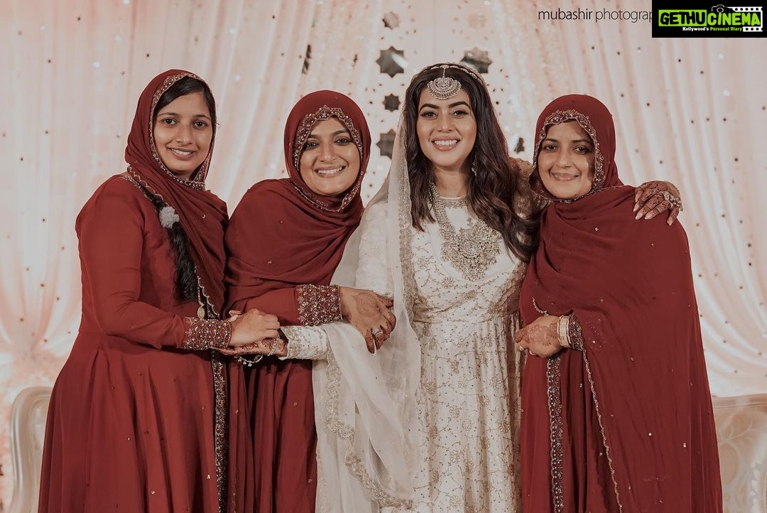 Shamna Kasim Instagram - My family my strength who supports me throughout my journey- without their blessings it’s never complete ♥️ • • Engagement Series - Part 1 • • Decor @sugarplumclt Bride Outfit @shemyofficial Bridesmaid outfit @jazaashdesignstudio Kids outfit: @vasudevan.arun Gents styling: @soorajskofficial Photography @mubashirphotography Makeup & hair : @sijanmakeupartist Jwellery: @mangatraineeraj Mehindi: @mehandi_maestro Catering: @palacekitchen.caterers • • #Engagementseries#Maalakettceremony#Happiness#Blessed#Love