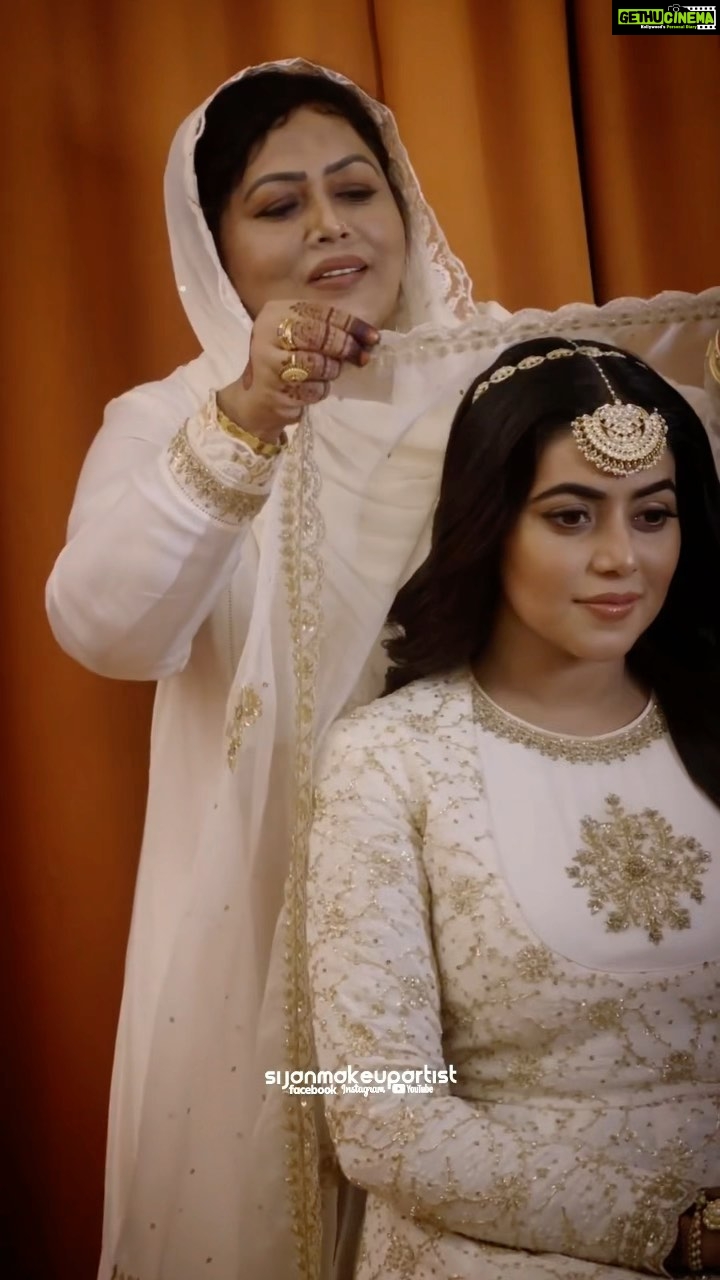 Shamna Kasim Instagram - @shamnakasim ❤️Nothing in this World matches Mother’s Love❤️ I m so happy to be a part of your precious day dear Sista💫 I love you 😘 Outfit @shemyofficial ❤️ #motherdaughter #mother #engagement #engagementmakeup #motherdaughterlove #motherlovesyou #motherlove