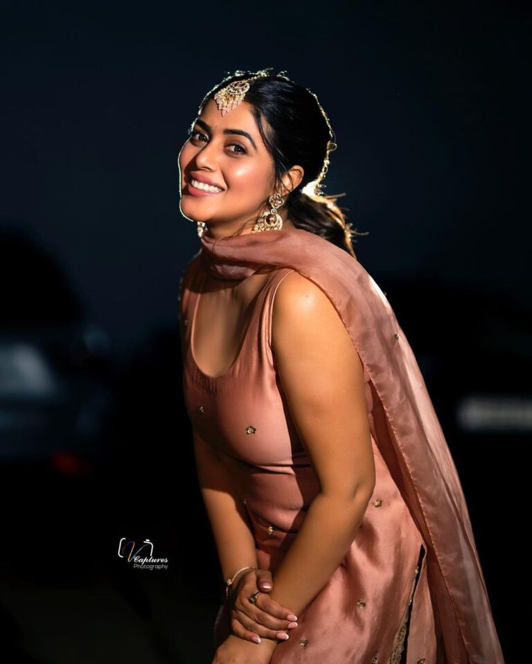 Shamna Kasim Instagram - Be happy Be bright Be you…. Styling: @vasudevan.arun Costume: @atelierstores Pics: @v_capturesphotography Jwellery: @kushalsfashionjewellery Hairstylist: @hairstylist_srinivas Personal staff: @pranay_kohli #lovemyjob #sreedevidramacompany #etvtelugu