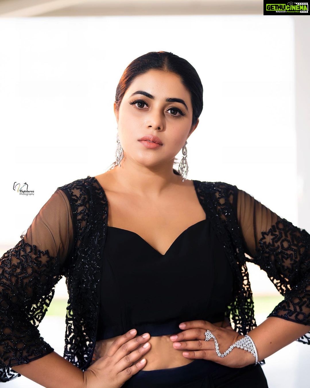 Shamna Kasim Instagram - Styled by: @impriyankasahajananda outfit: @zauca_thelabel Jewlry @kushalsfashionjewellery Pics: @v_capturesphotography Hairstylist: @hairstylist_srinivas Personal staff: @pranay_kohli #styledbypriyankasahajananda