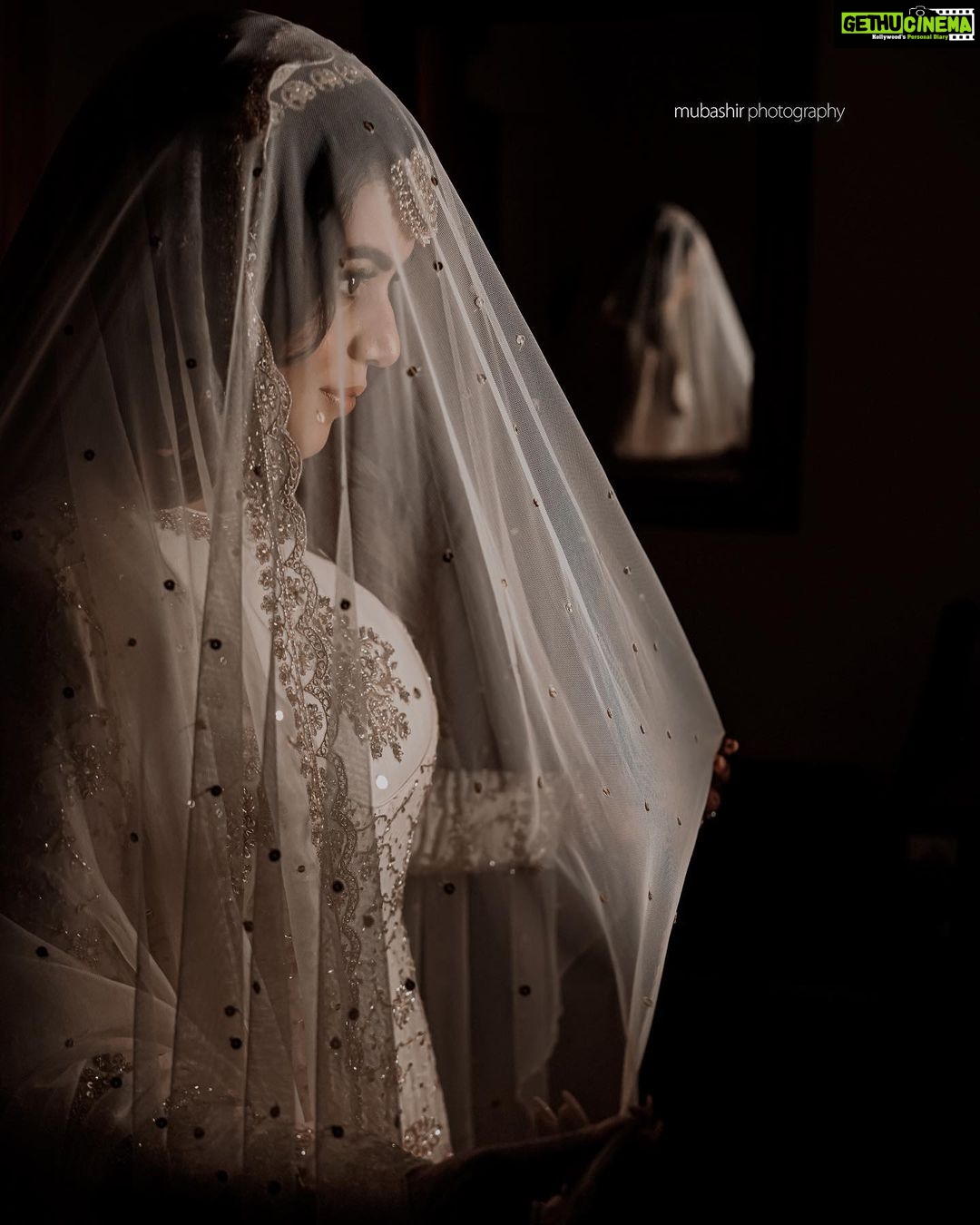 Shamna Kasim Instagram - I am in love with these pictures @mubashir_photography_ ❤️ Thank you so much for capturing these moments of my life ! • • • Outfit @shemyofficial Makeup @sijanmakeupartist • • • #Maalakettfunction#Mubashirphotography#Mashaallah