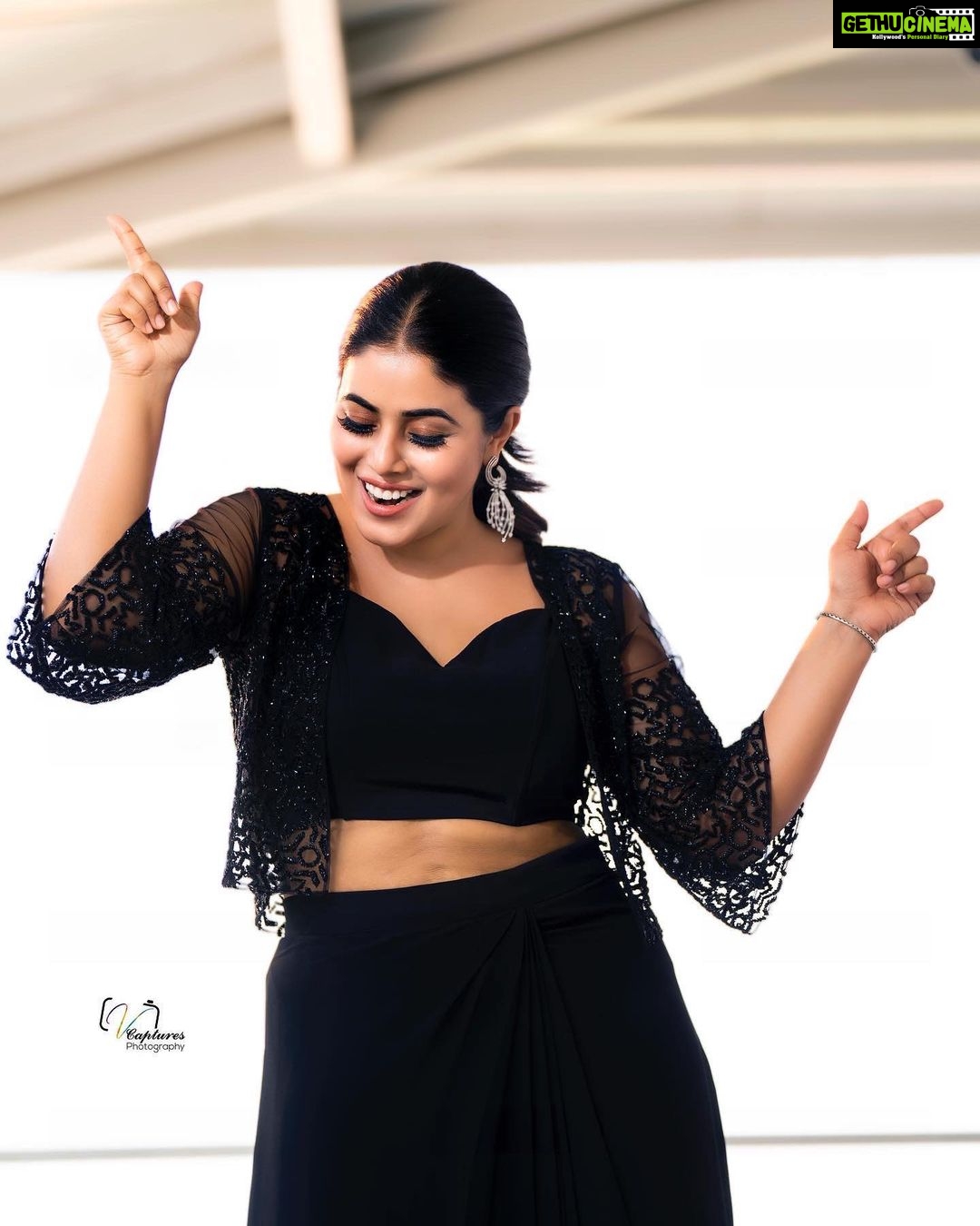 Shamna Kasim Instagram - Styled by: @impriyankasahajananda outfit: @zauca_thelabel Jewlry @kushalsfashionjewellery Pics: @v_capturesphotography Hairstylist: @hairstylist_srinivas Personal staff: @pranay_kohli #styledbypriyankasahajananda