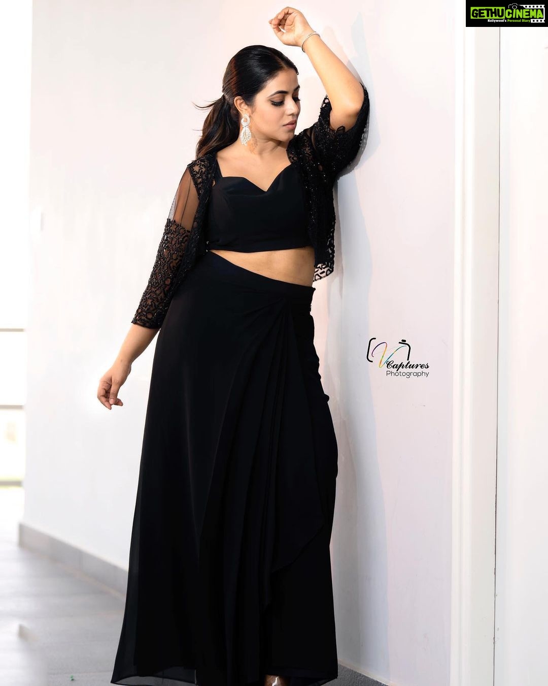 Shamna Kasim Instagram - Styled by: @impriyankasahajananda outfit: @zauca_thelabel Jewlry @kushalsfashionjewellery Pics: @v_capturesphotography Hairstylist: @hairstylist_srinivas Personal staff: @pranay_kohli #styledbypriyankasahajananda