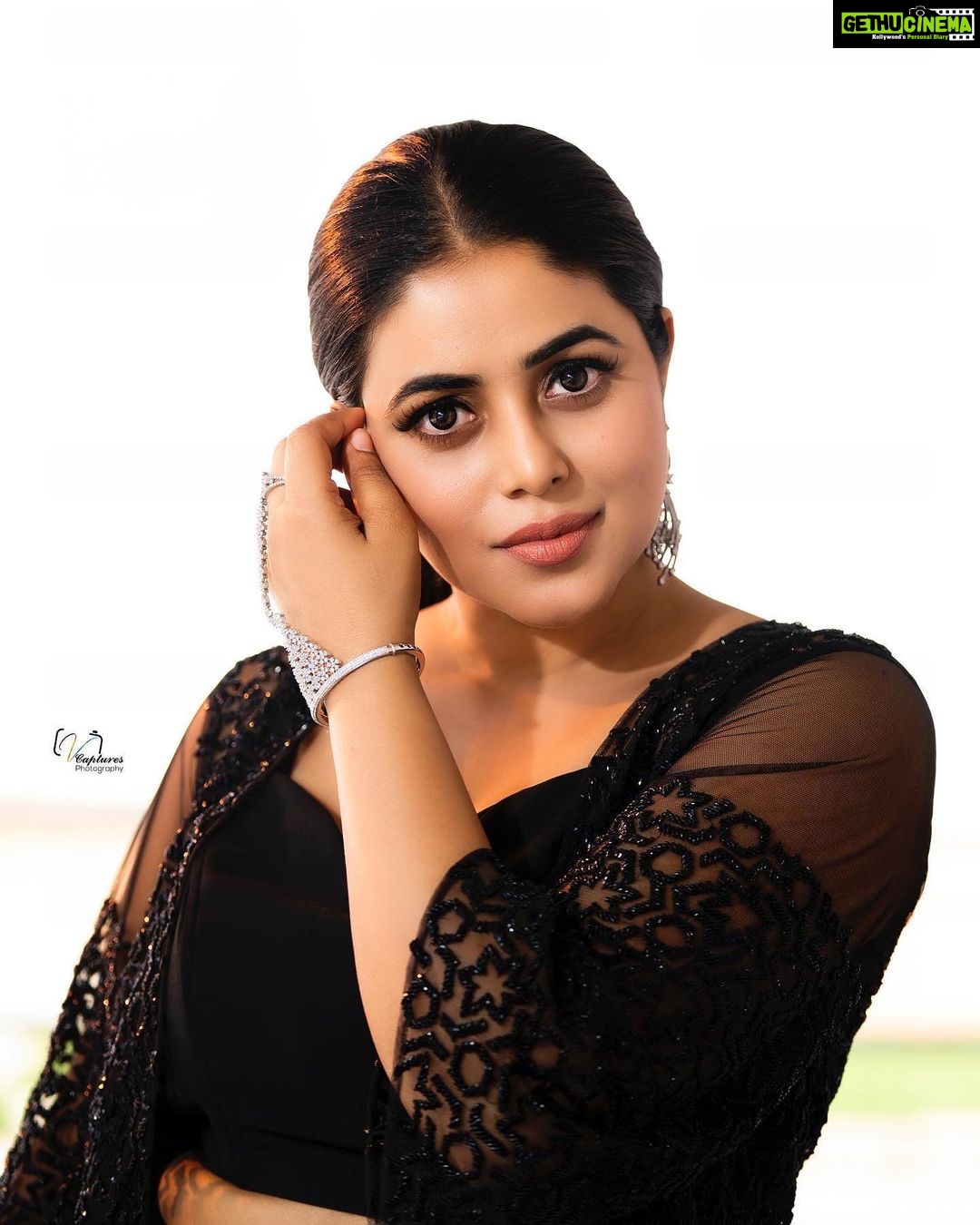 Shamna Kasim Instagram - Styled by: @impriyankasahajananda outfit: @zauca_thelabel Jewlry @kushalsfashionjewellery Pics: @v_capturesphotography Hairstylist: @hairstylist_srinivas Personal staff: @pranay_kohli #styledbypriyankasahajananda