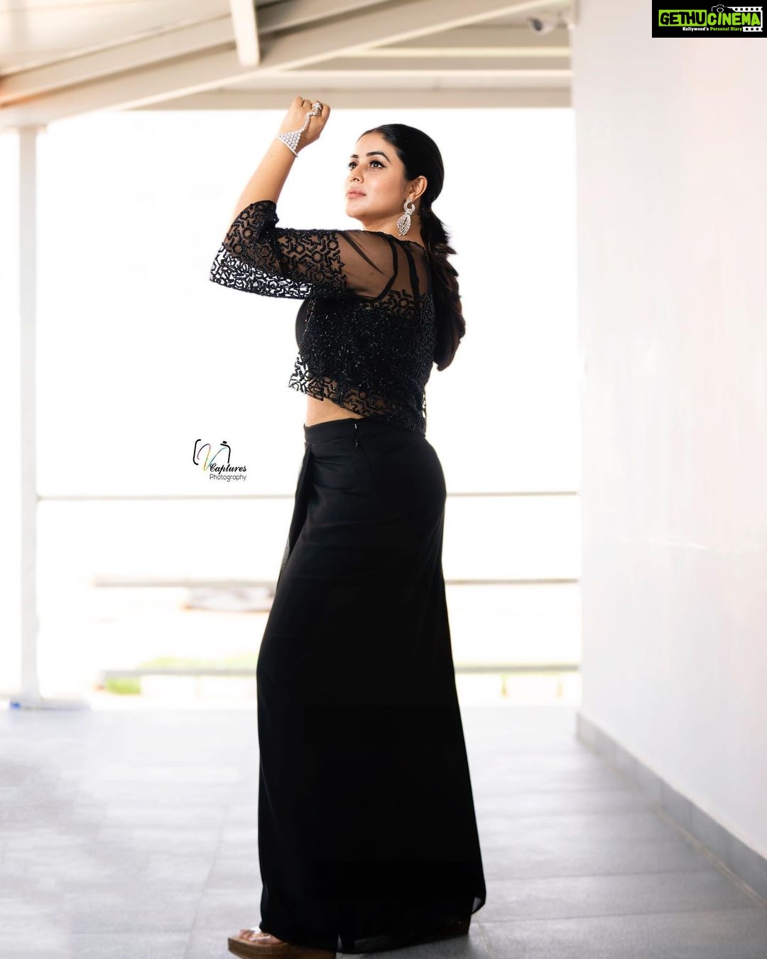 Shamna Kasim Instagram - Styled by: @impriyankasahajananda outfit: @zauca_thelabel Jewlry @kushalsfashionjewellery Pics: @v_capturesphotography Hairstylist: @hairstylist_srinivas Personal staff: @pranay_kohli #styledbypriyankasahajananda