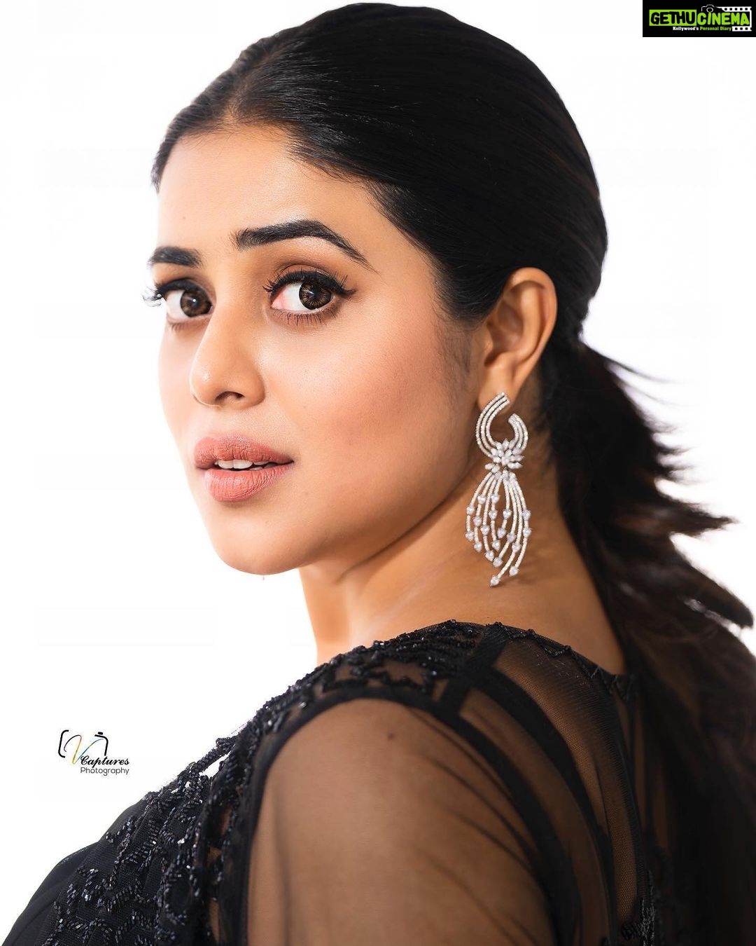 Shamna Kasim Instagram - Styled by: @impriyankasahajananda outfit: @zauca_thelabel Jewlry @kushalsfashionjewellery Pics: @v_capturesphotography Hairstylist: @hairstylist_srinivas Personal staff: @pranay_kohli #styledbypriyankasahajananda