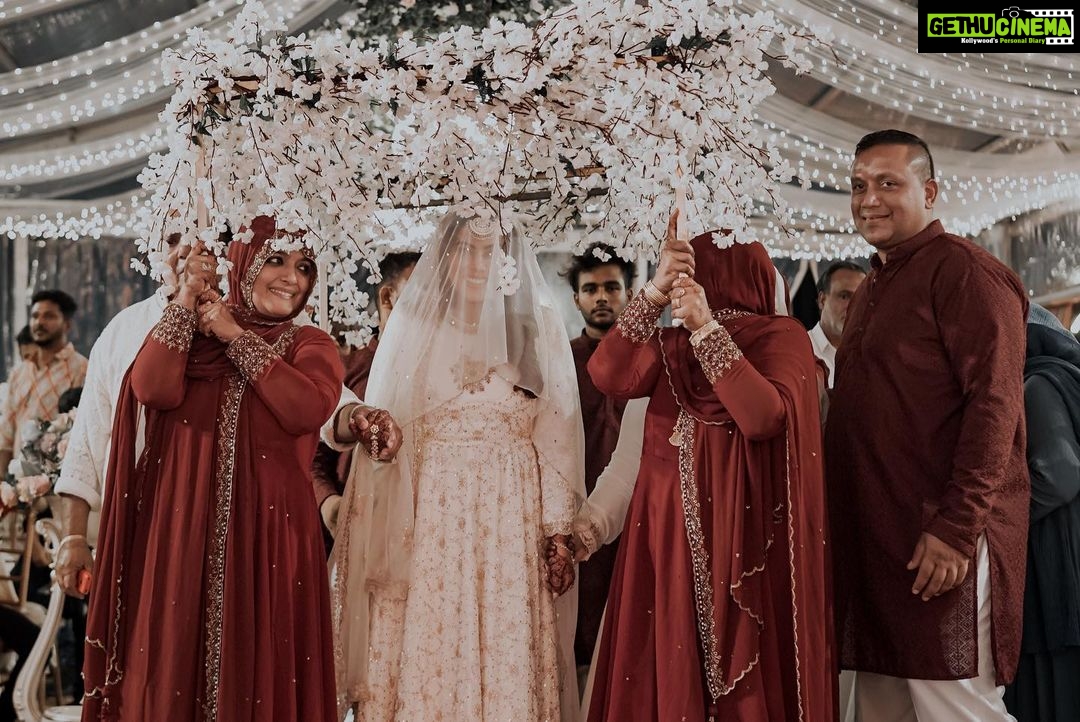 Shamna Kasim Instagram - My family my strength who supports me throughout my journey- without their blessings it’s never complete ♥️ • • Engagement Series - Part 1 • • Decor @sugarplumclt Bride Outfit @shemyofficial Bridesmaid outfit @jazaashdesignstudio Kids outfit: @vasudevan.arun Gents styling: @soorajskofficial Photography @mubashirphotography Makeup & hair : @sijanmakeupartist Jwellery: @mangatraineeraj Mehindi: @mehandi_maestro Catering: @palacekitchen.caterers • • #Engagementseries#Maalakettceremony#Happiness#Blessed#Love
