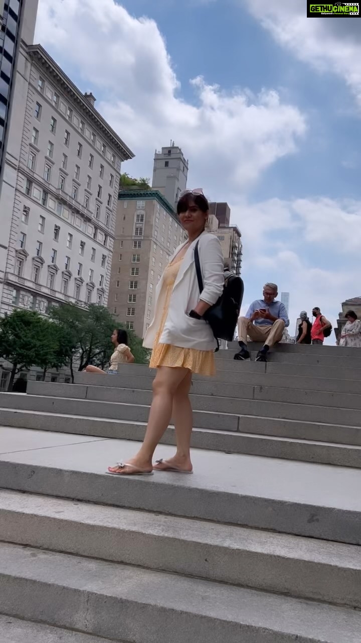 Sherin Instagram - I don’t catch feelings, I try to catch pigeons 😃 #sherin #travel #met #newyork #fashion #style