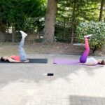 Shilpa Shetty Instagram - Monday morning, and Tunki & Munki making the most of this holiday and the London summer!💕 Today’s agenda on our #PartnerFitnessRoutine is Gatyatmak Uttanpadasana. It’s a fantastic core workout… what you see here is only a minute out of the 3 very long minutes we did it for continuously. We could feel those abs for 4 days!😅😅😅 Thanks, @bencolemanfitness, for this Killer workout! It is one of the best exercises for the lower abdomen because it tones & strengthens the pelvis, hips, legs, and also the perineum muscles. It is very beneficial for women, as it improves the function of the reproductive organs and strengthens the walls of the uterus. However, one shouldn’t practice this during pregnancy and menstruation. Also, anyone suffering from back pain, slip-disc, and cervical issue must avoid it. For more programs and exercises, download and subscribe to the @simplesoulfulapp . . . . . #MondayMotivation #SwasthRahoMastRaho #SSApp #SimpleSoulful #FitIndiaMovement #FitIndia #fitness #yoga #healthiswealth #londondiaries #partnerworkout #tunkimunki #sisterworkout