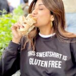 Shilpa Shetty Instagram – My sweatshirt is gluten-free, but my wrap is not!😈😜

SUNDAY BINGE 🤪

#SundayBinge #LondonDiaries #holidayvibes #vacaymode #desserts #happiness #happyvibes