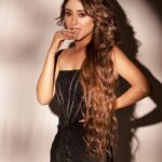 Shivangi Joshi Instagram - Surprise! Styled by @stylingbyvictor @sohail__mughal___ Outfit @dvfashionstudio Accessories @preetimohanjewellery @fashionbusinessofficials Clicked by @amitkhannaphotography Mumbai - मुंबई