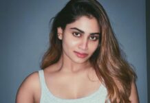 Shivani Narayanan Instagram - Low Light 👼 #happysundaying