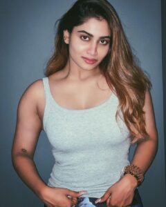 Shivani Narayanan Instagram - Low Light 👼 #happysundaying
