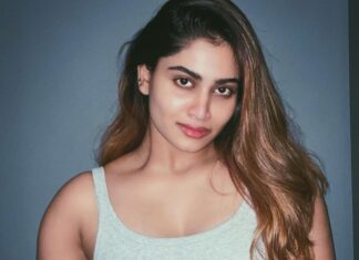Shivani Narayanan Instagram - Low Light 👼 #happysundaying