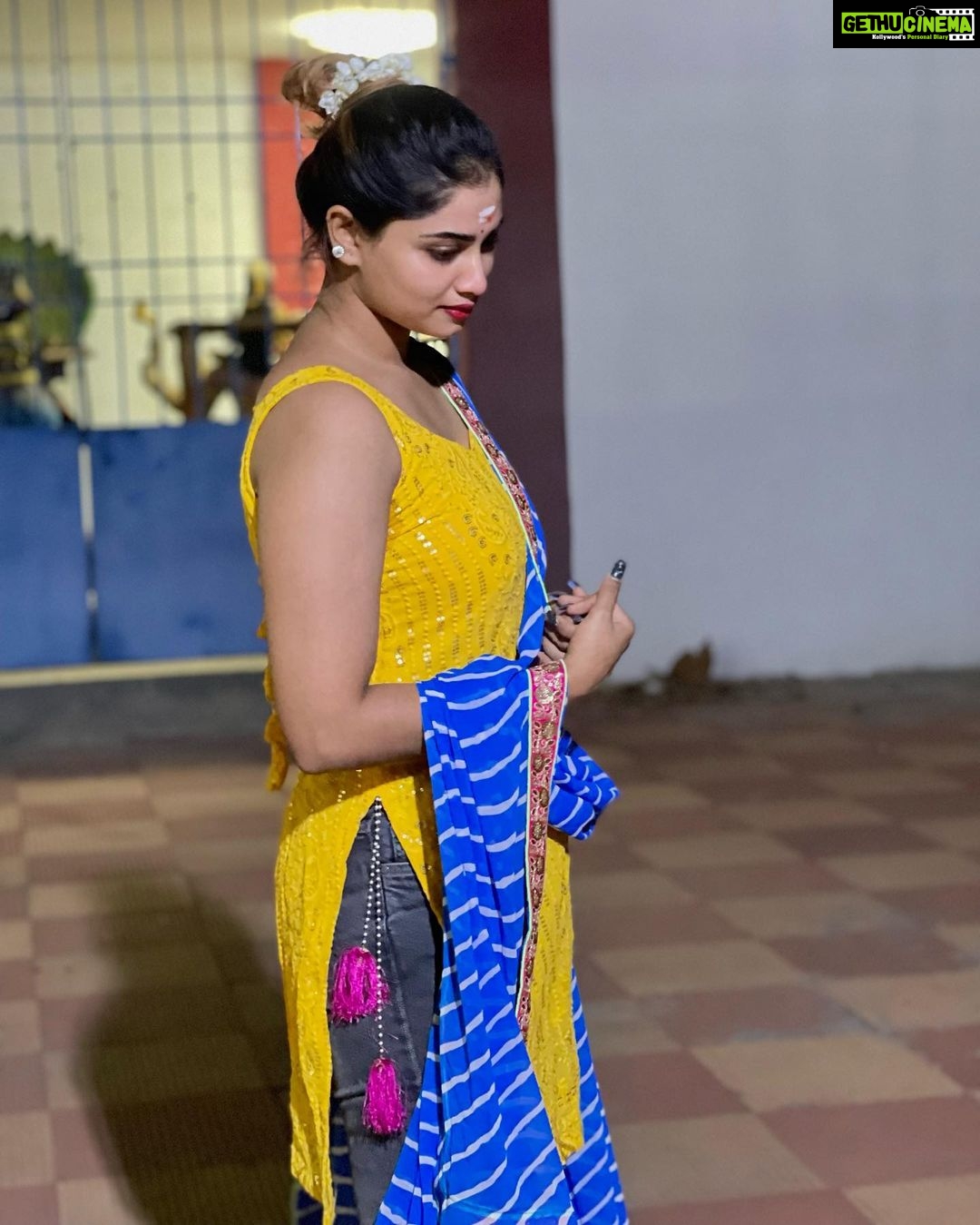 Shivani Narayanan Instagram - I know itโs been veryyyyy long . Hiiiii everyone ๐ #templevibes #prayers